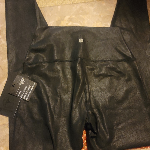 Wet look leggings - Picture 2 of 5